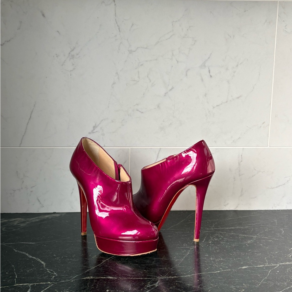 CHRISTIAN LOUBOUTIN BOOTS
Magenta Metallic Patent Leather Moulage 💓 💎